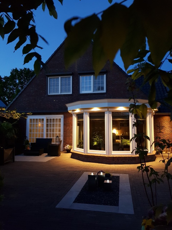 Luxe afgewerkt landhuis met gastenverblijf op een mooie locatie nabij het centrum van Hulsel gelegen op een perceel van 1264 M². 