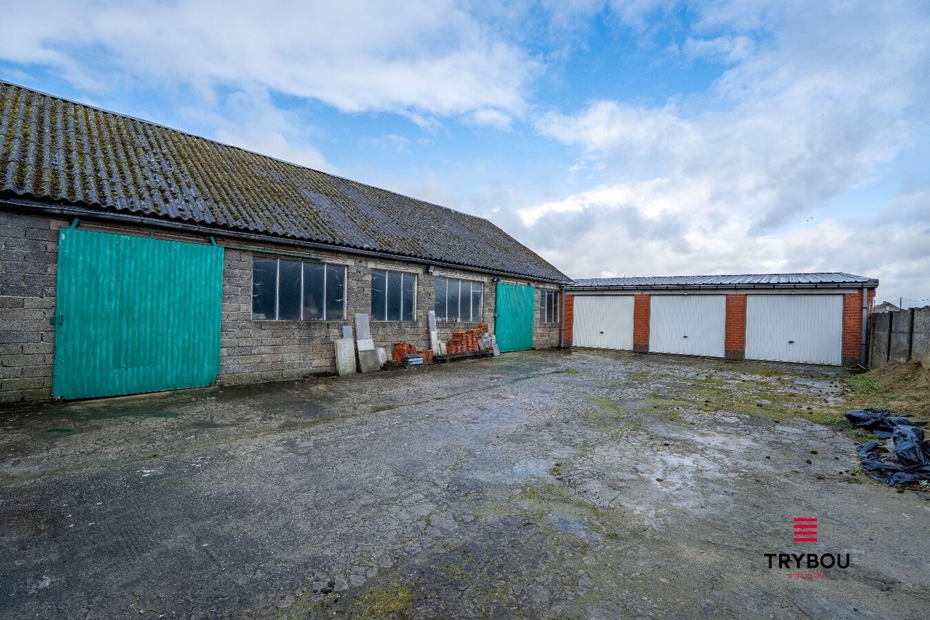 Ruime woning met loods en 4 garages – tal van mogelijkheden! 