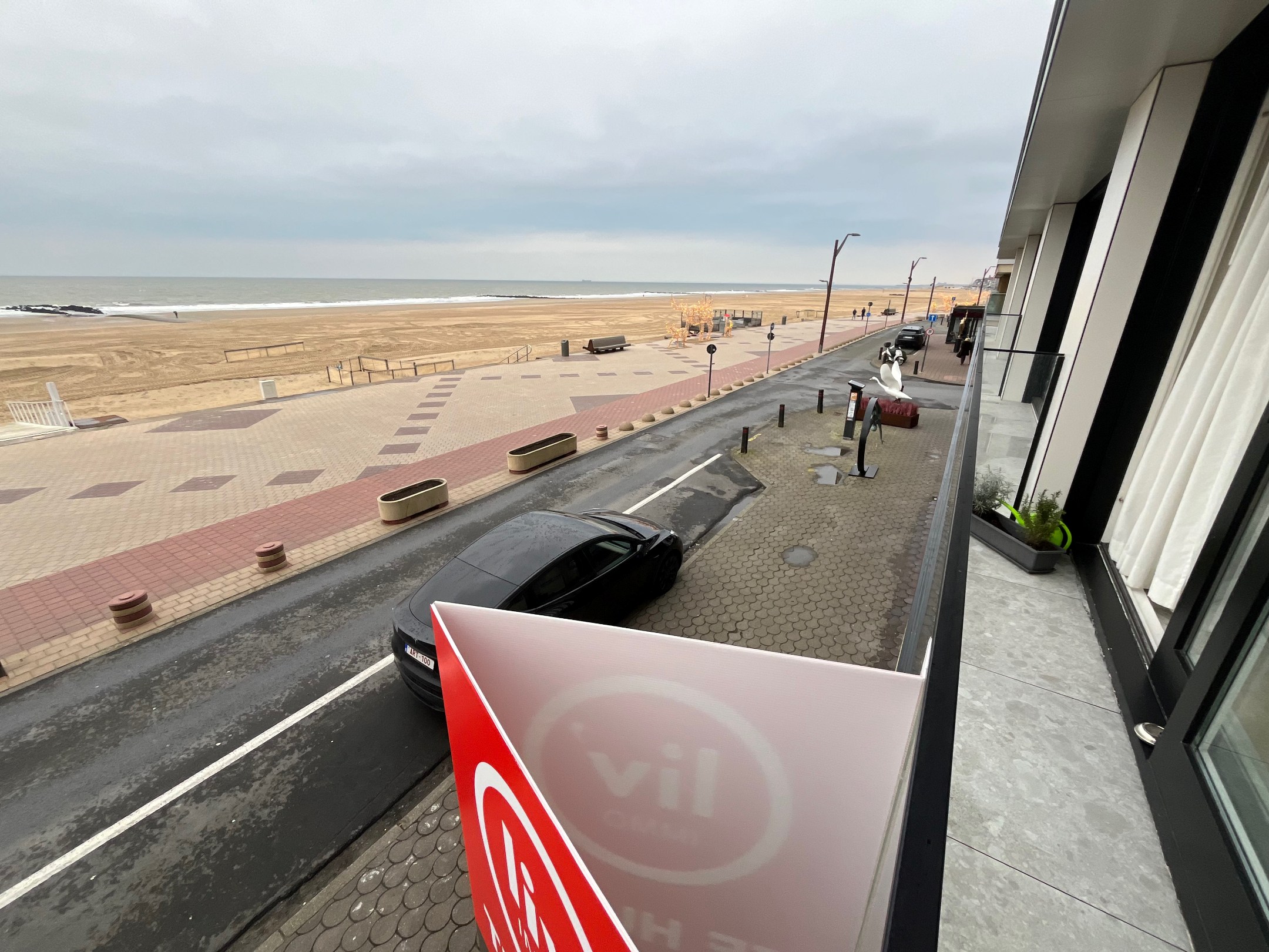 GEMEUBELD - Instapklare studio met frontaal zeezicht centraal gelegen tussen het Van Bunnenplein &amp; Albertplein. 