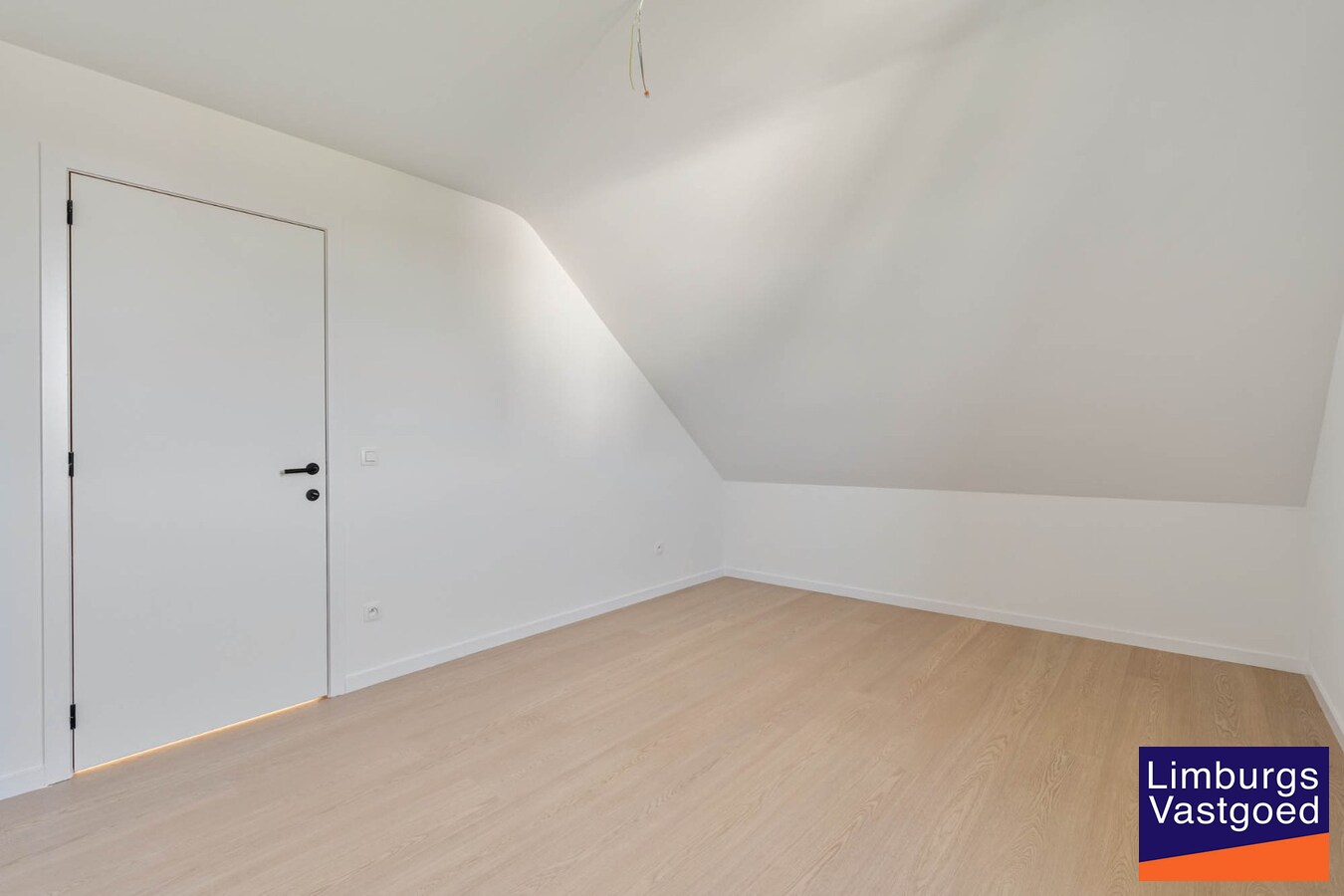 Moderne nieuwbouwwoning, 5 slpk, op een perceel van 4a31ca. 