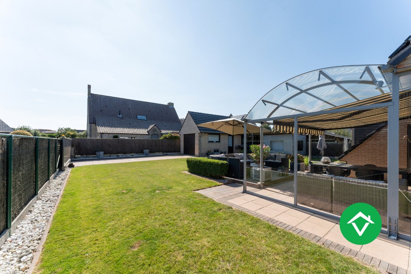 Ruime open bebouwing met 4 slaapkamers en 3 garages in Kortemark 