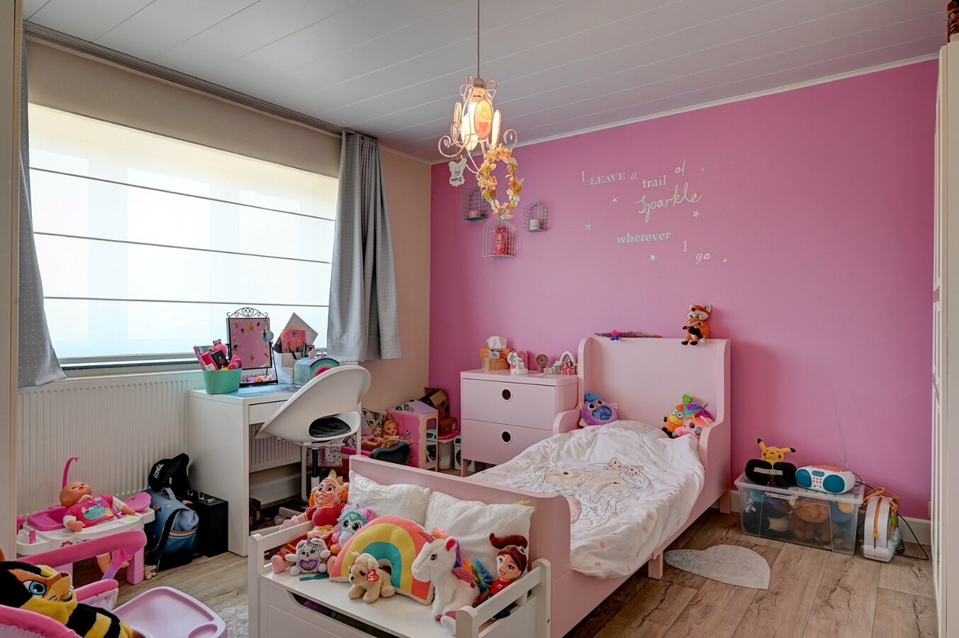 Grondig gerenoveerde woning met tuin, terras en 3 slaapkamers in Nieuwerkerken. 