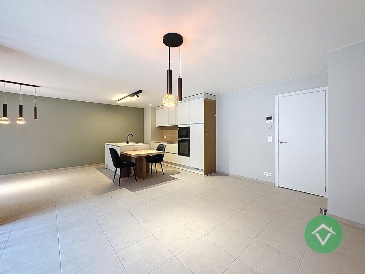 Volledig geschilderd Instapklaar appartement met garage in centrum Koekelare 