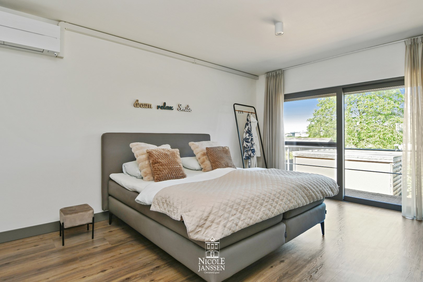 Ouderlijke slaapkamer met terras, te bereiken via de schuiframen 