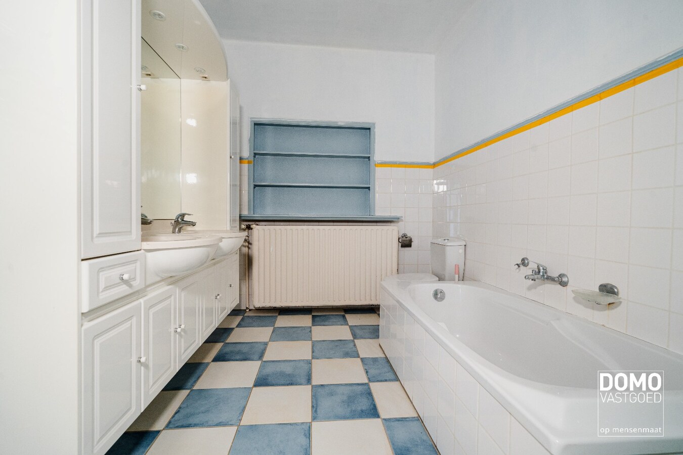 Open bebouwing met verkaveling mogelijkheden. Optioneel naastliggend perceel hooiland van 60a10ca bij aan te kopen. 