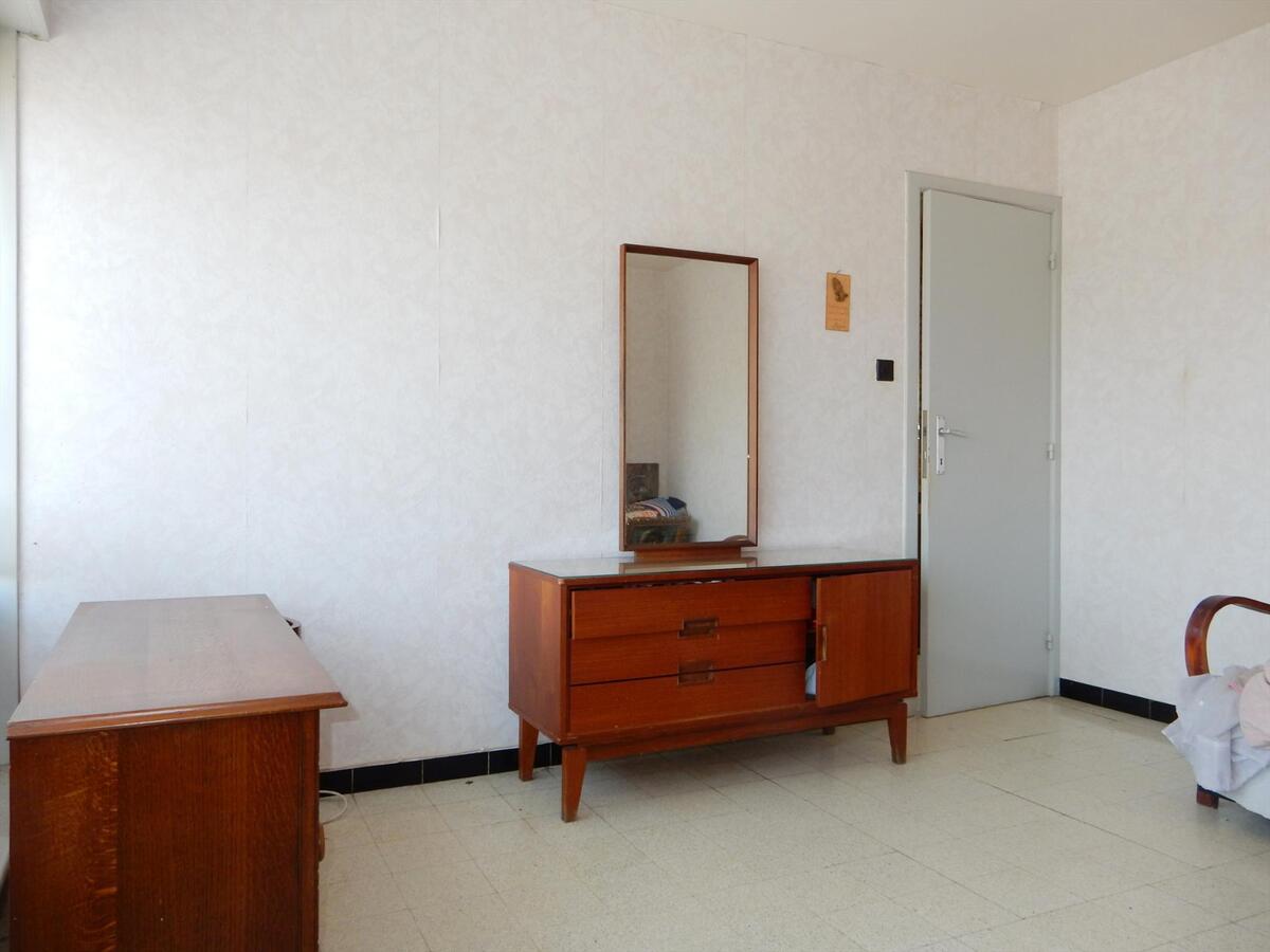 Op te knappen vrijstaande woning 