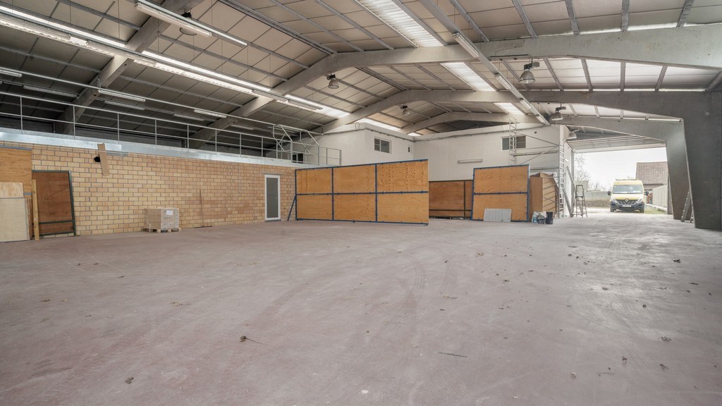 Bedrijfspand met optioneel woonst te huur in Dikkelvenne