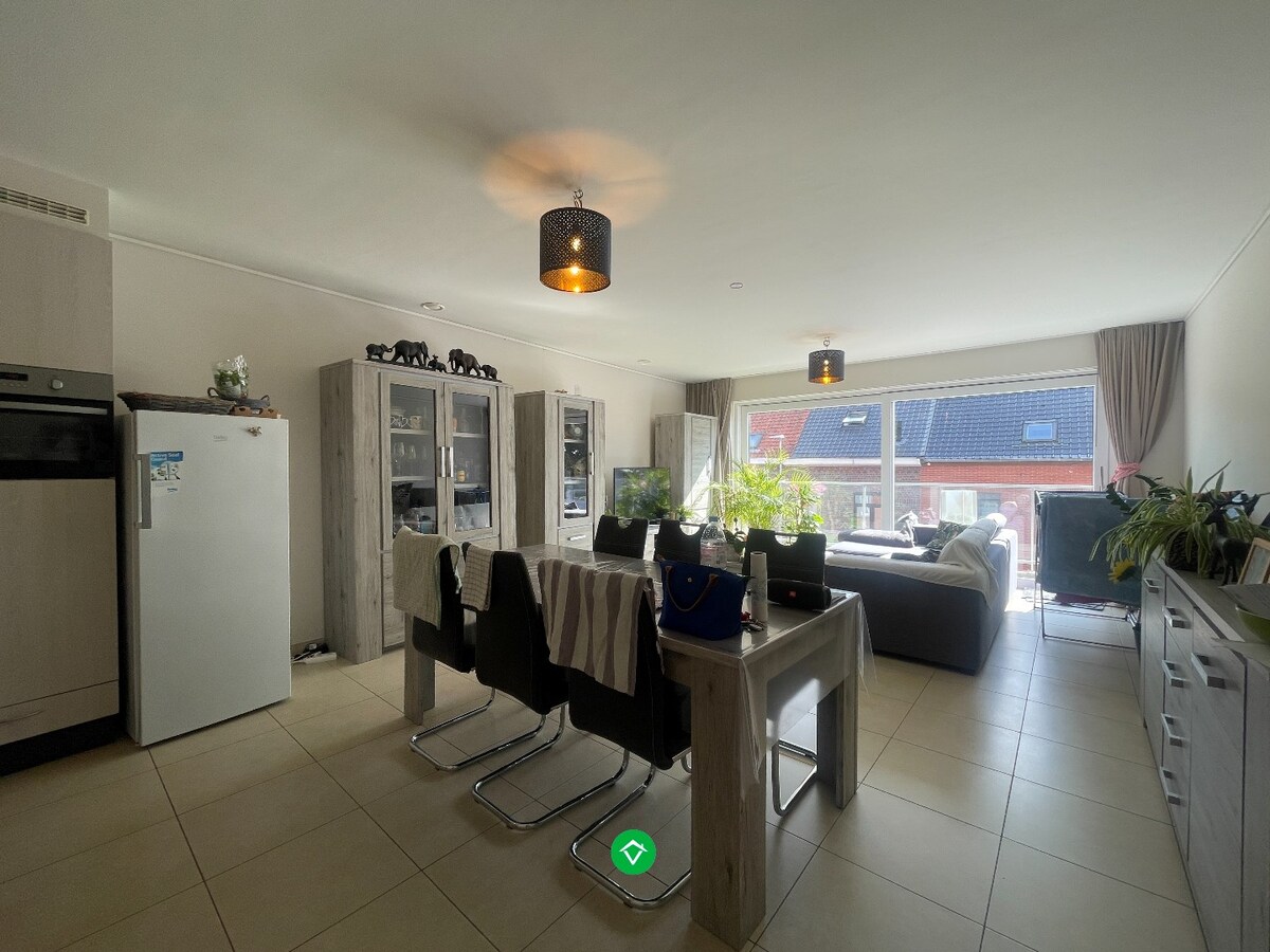Ruim, lichtrijk appartement met 2 slaapkamers en autostandplaats te Roeselare 