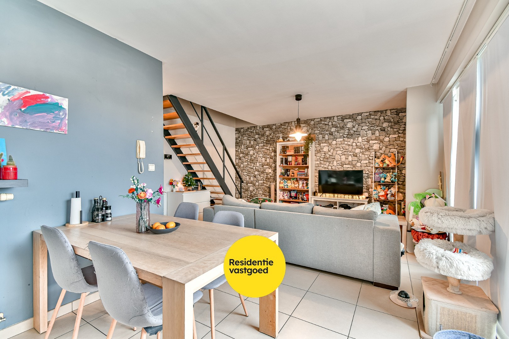 Opbrengsteigendom met 3 appartementen en 3 garages 