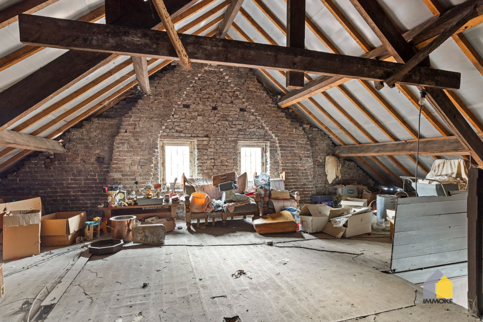 Te renoveren woning met 4 slpks, polyvalente ruimte en knusse tuin. 