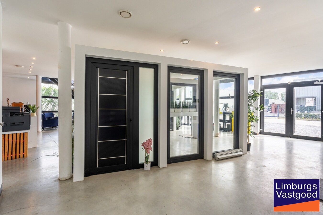 Bedrijfsgebouw met toonzaal, kantoren, magazijn en woonst - groot 700m² 