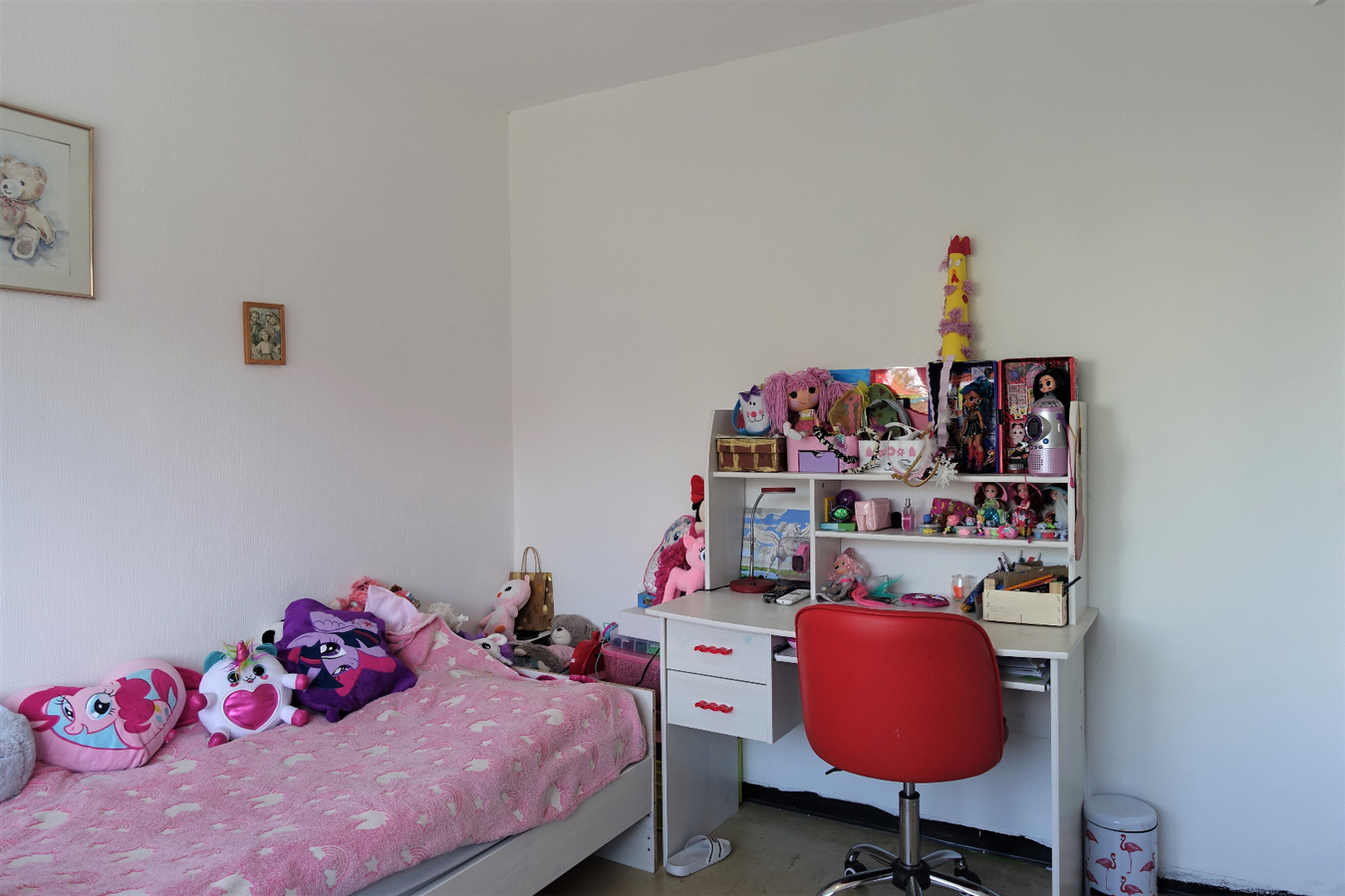 Gerenoveerde halfopen woning met garage in leuke buurt 