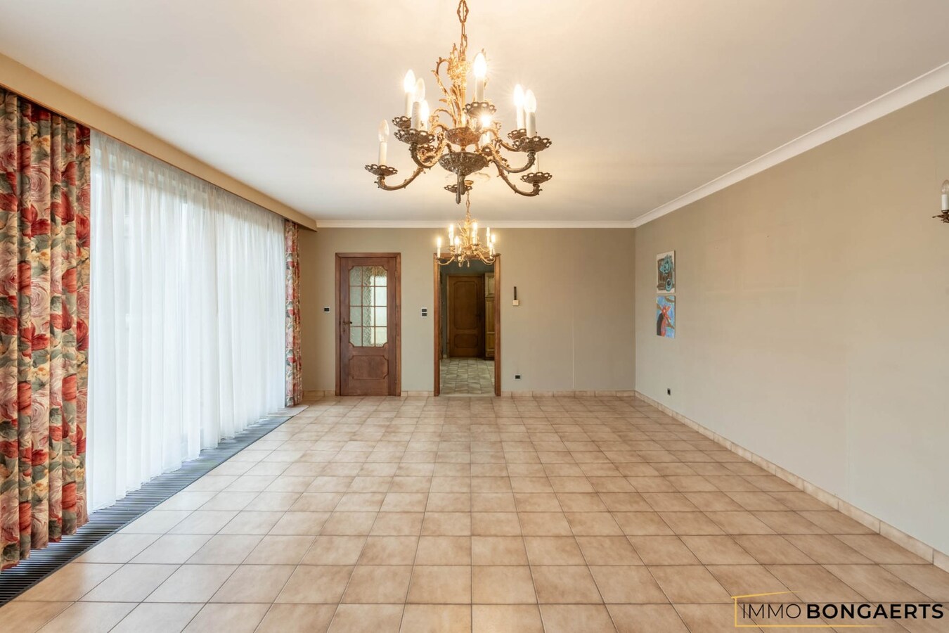 Ruime woning met tuin, garage en 3 slaapkamers in Genk. 