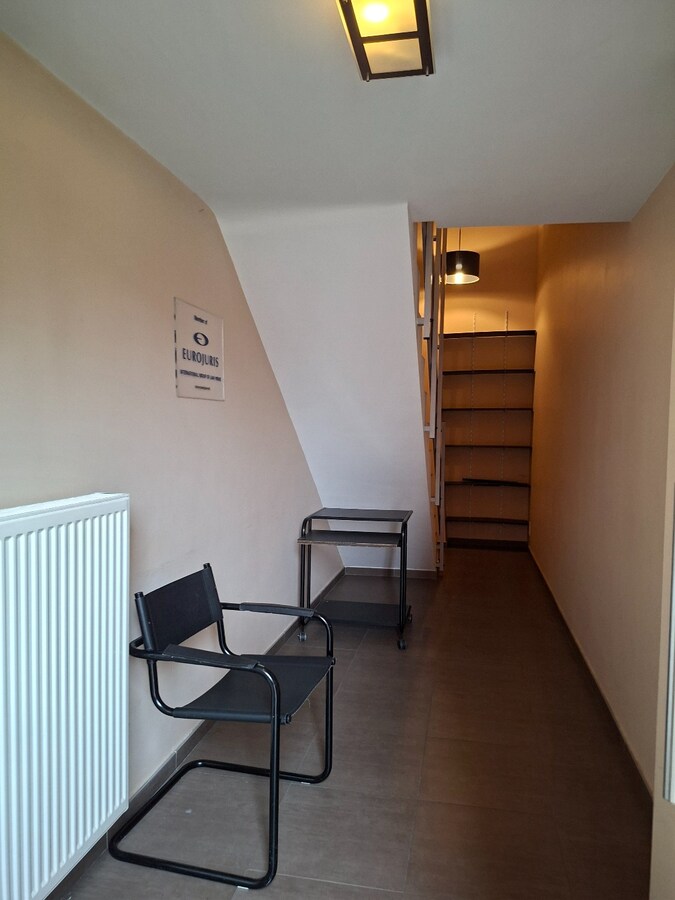 Beau duplex avec grand living traversant 