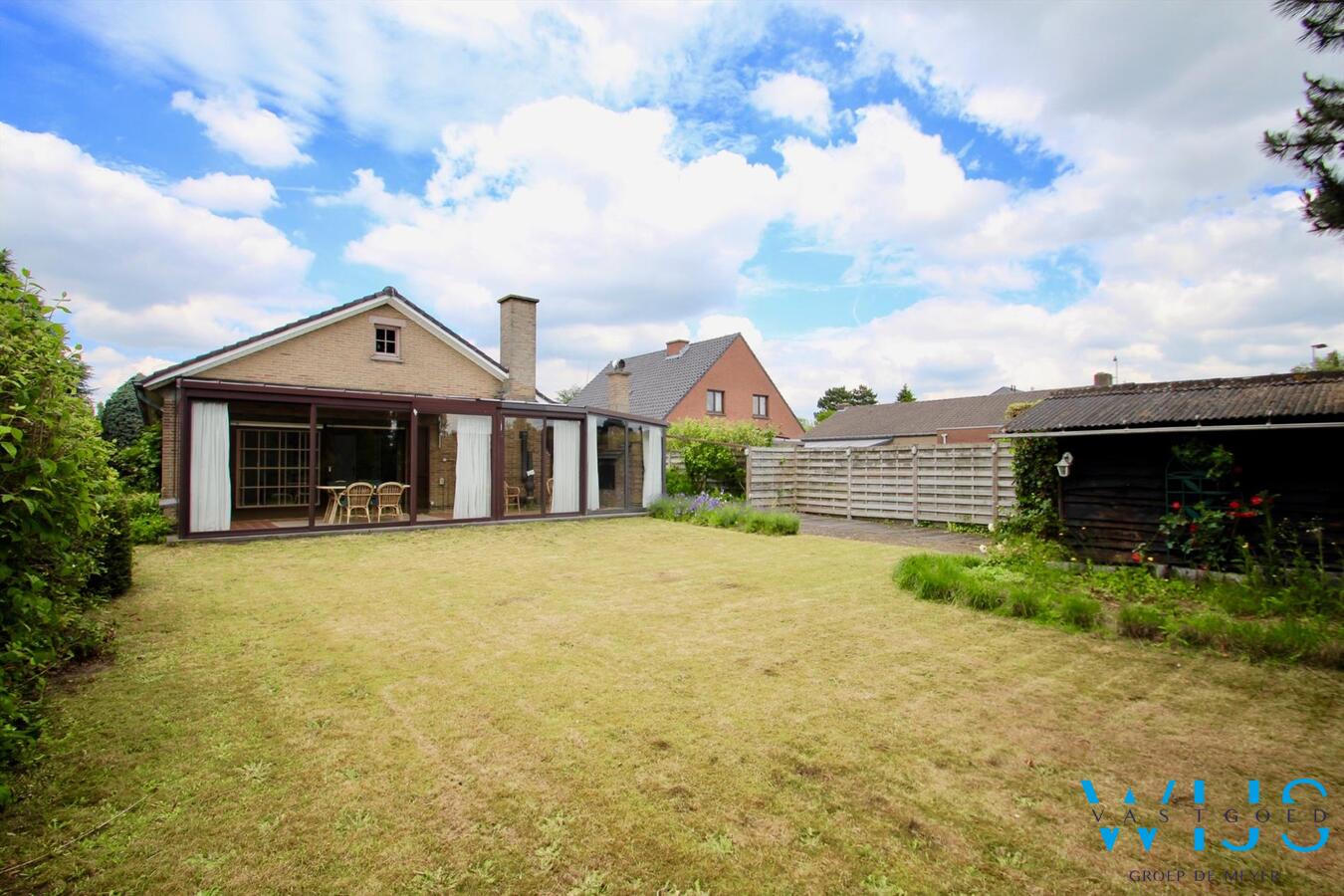 Op te frissen bungalow op een prachtig perceel van 960 vierkante meter te Oostakker ! 