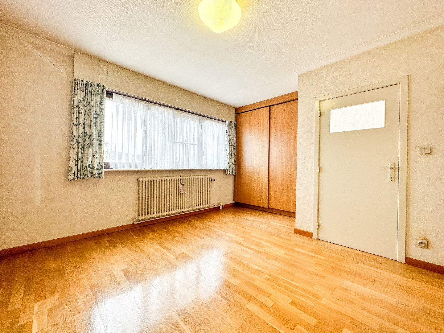 Ruime bel-étage woning met garage, diepe tuin en lift, Torhout 