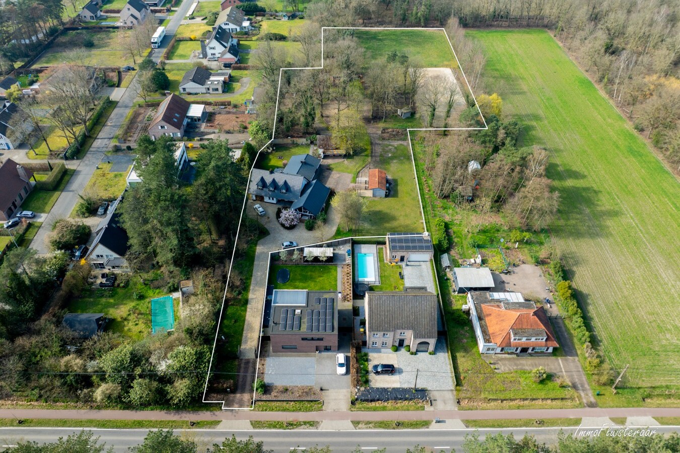 Karakteristieke woning met charmante chalet en paardenfaciliteiten op ca. 9.604 m² te Geel 
