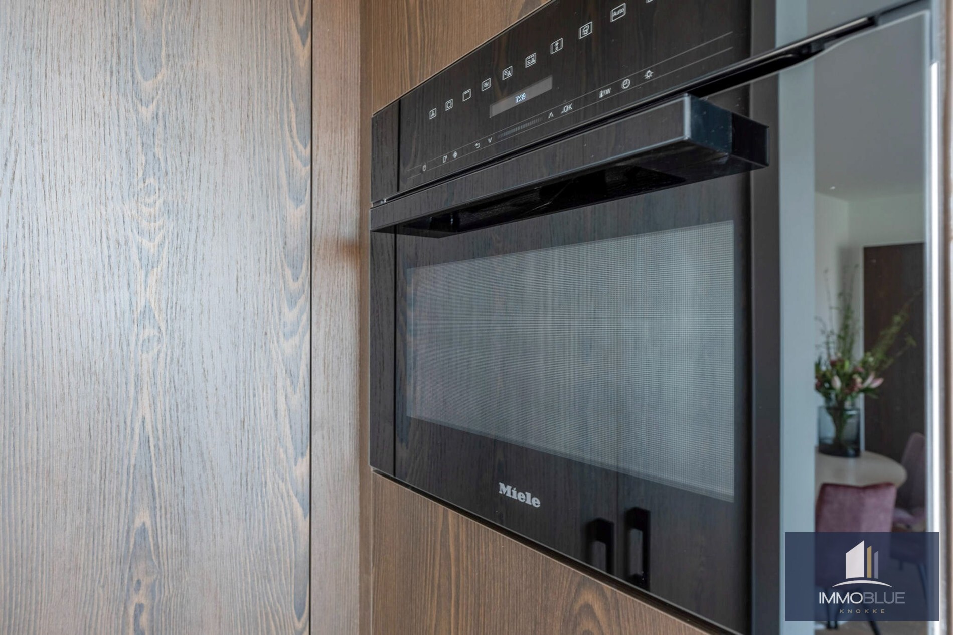 Situé dans un endroit calme, cet appartement entièrement rénové offre une vue dégagée sur les villas. 