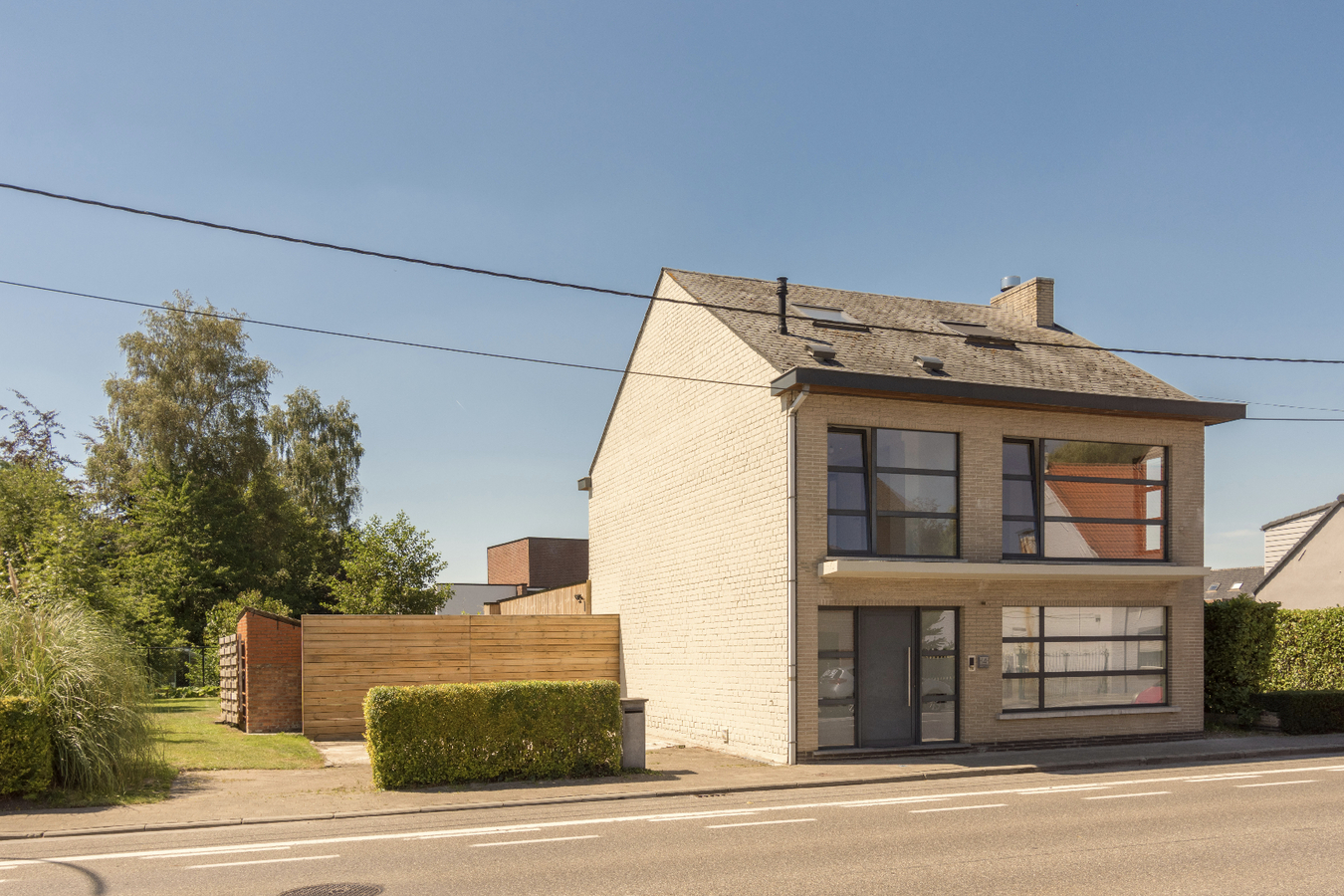 IN OPTIE Ruime en totaal vernieuwde woning in het dorp van Zaffelare 