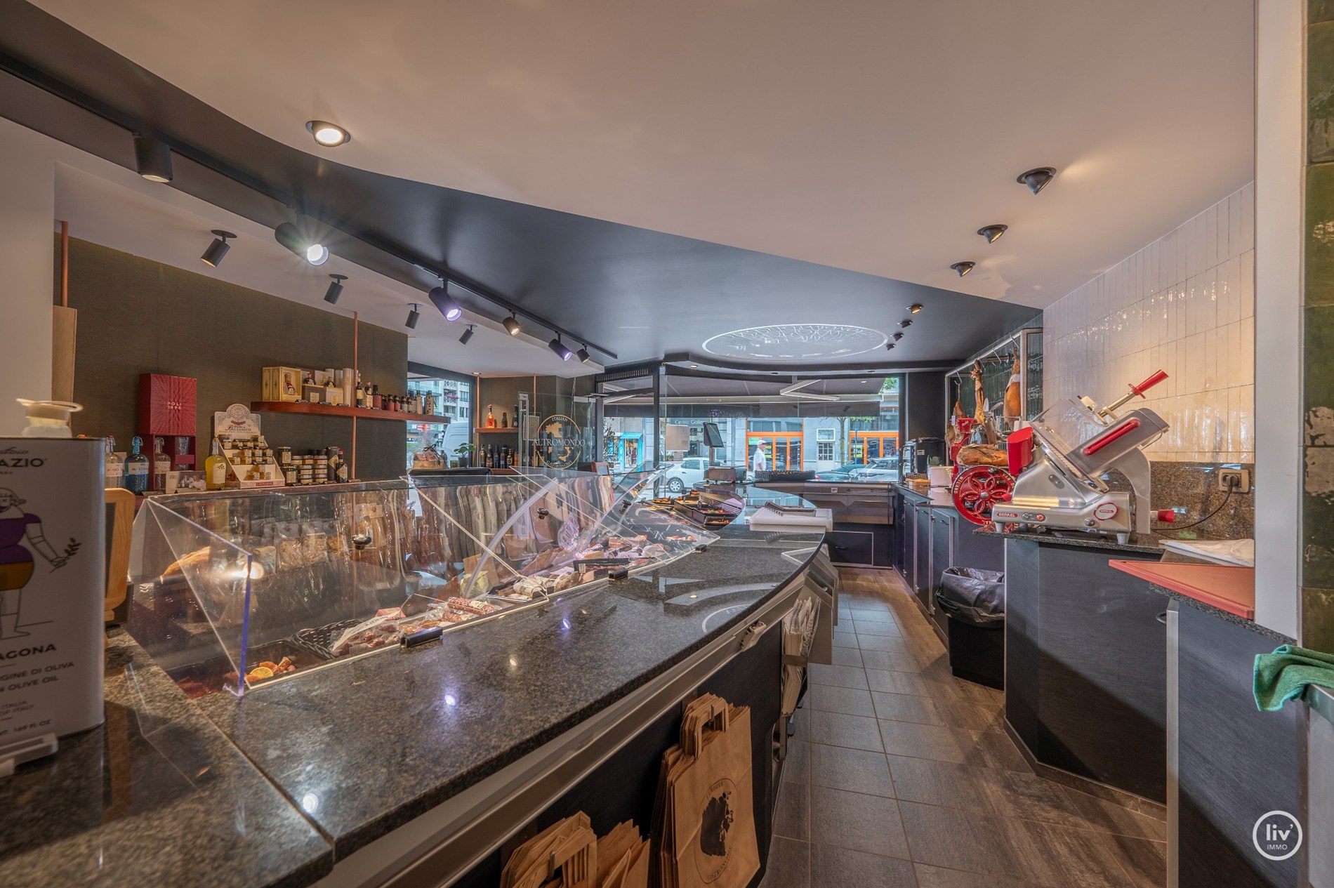 Rez-de-chaussée commercial loué, situé au centre de l'avenue Lippens, actuellement exploité comme traiteur (rendement de 5%). 