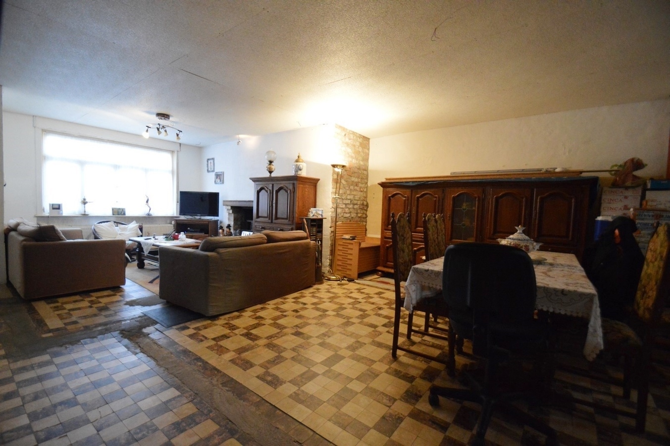 Verder te te renoveren gezinswoning met grote tuin - Lissewege 