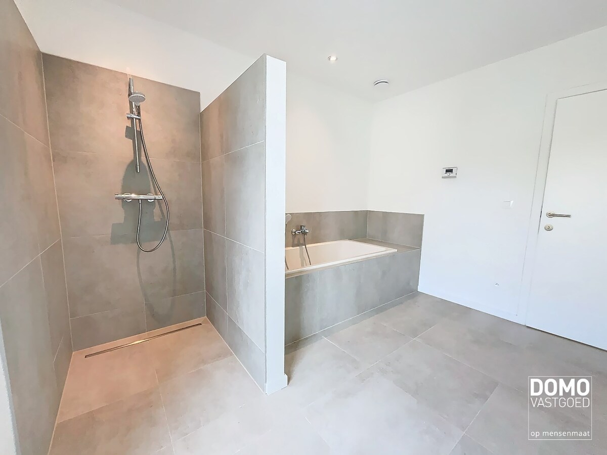 MODERNE NIEUWBOUWWONING MET TUIN,OVERDEKT TERRAS EN INPANDIGE GARAGE TE HASSELT 