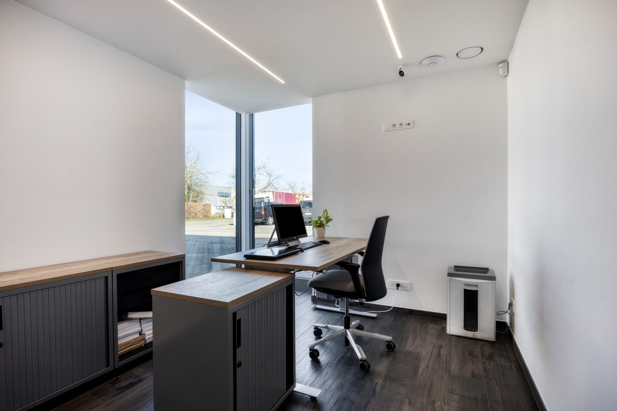 Grondig gerenoveerd KMO gebouw met magazijn en kantoorruimtes in Heverlee op een perceel van 11a19ca! – EPC -22,65 kWh/m² 