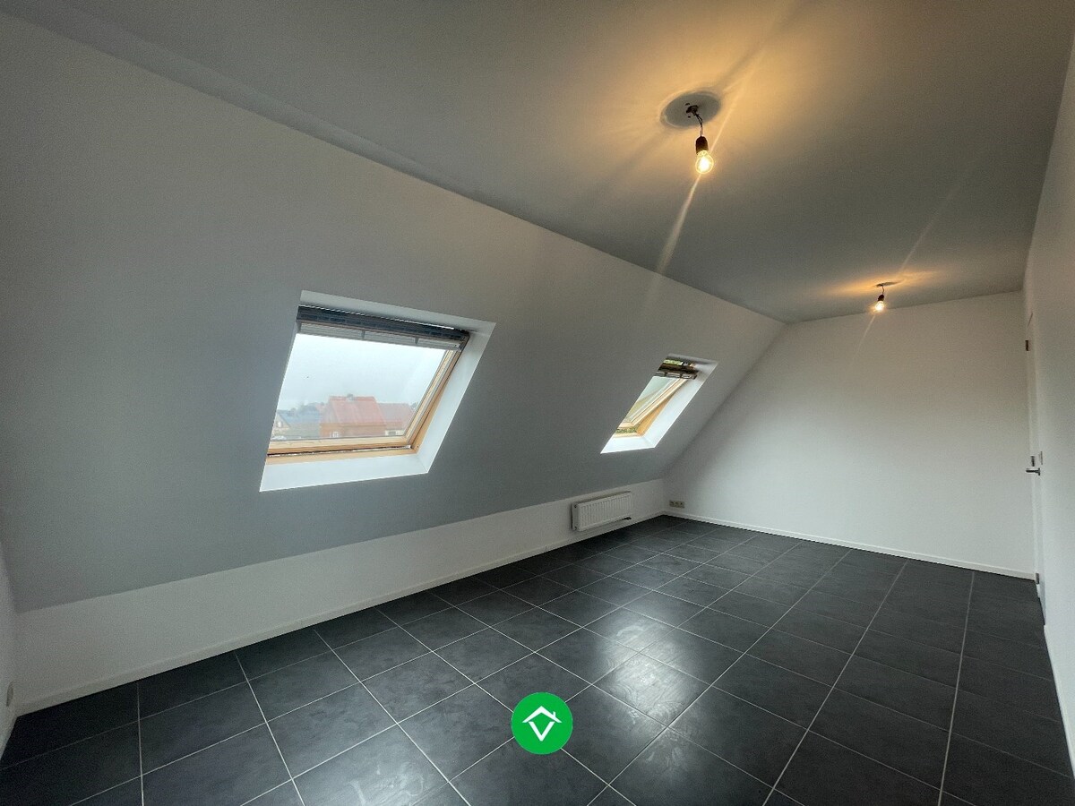 Rustig gelegen duplex appartement met 2 slaapkamers en autostaanplaats te Lichtervelde VRIJ 1/03/2024 