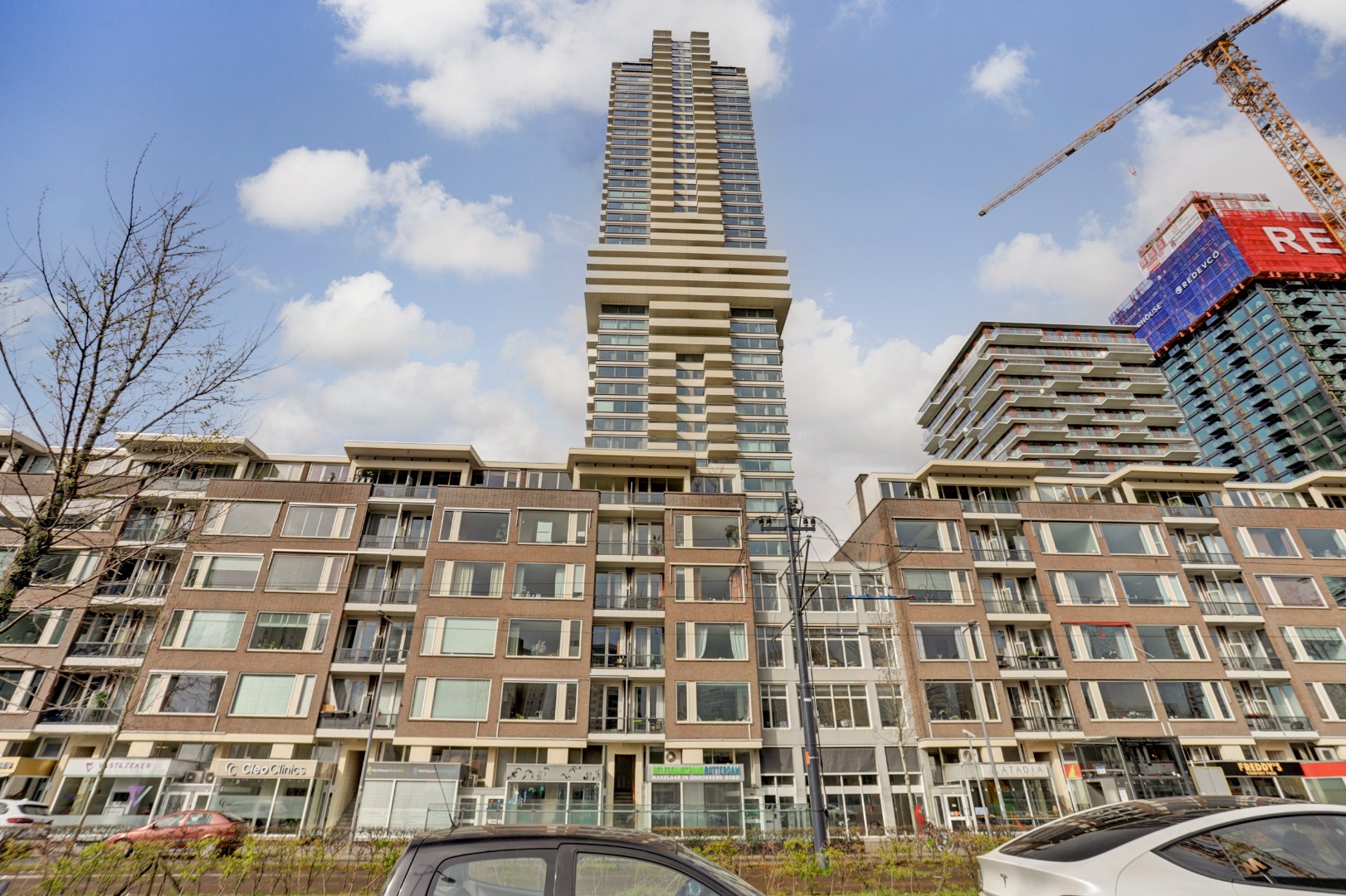 Ultiem luxe wonen in de iconische The CoolTower met spectaculair uitzicht, royaal terras (34 m²) en moderne afwerking in het bruisende hart van Rotterdam! 