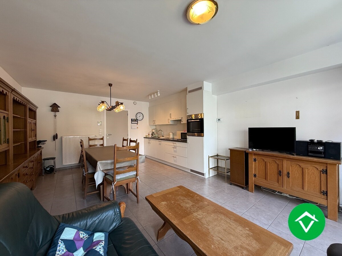 Gelijkvloers appartement op een centrale ligging met één slaapkamer, tuin en autostaanplaats te Roeselare 