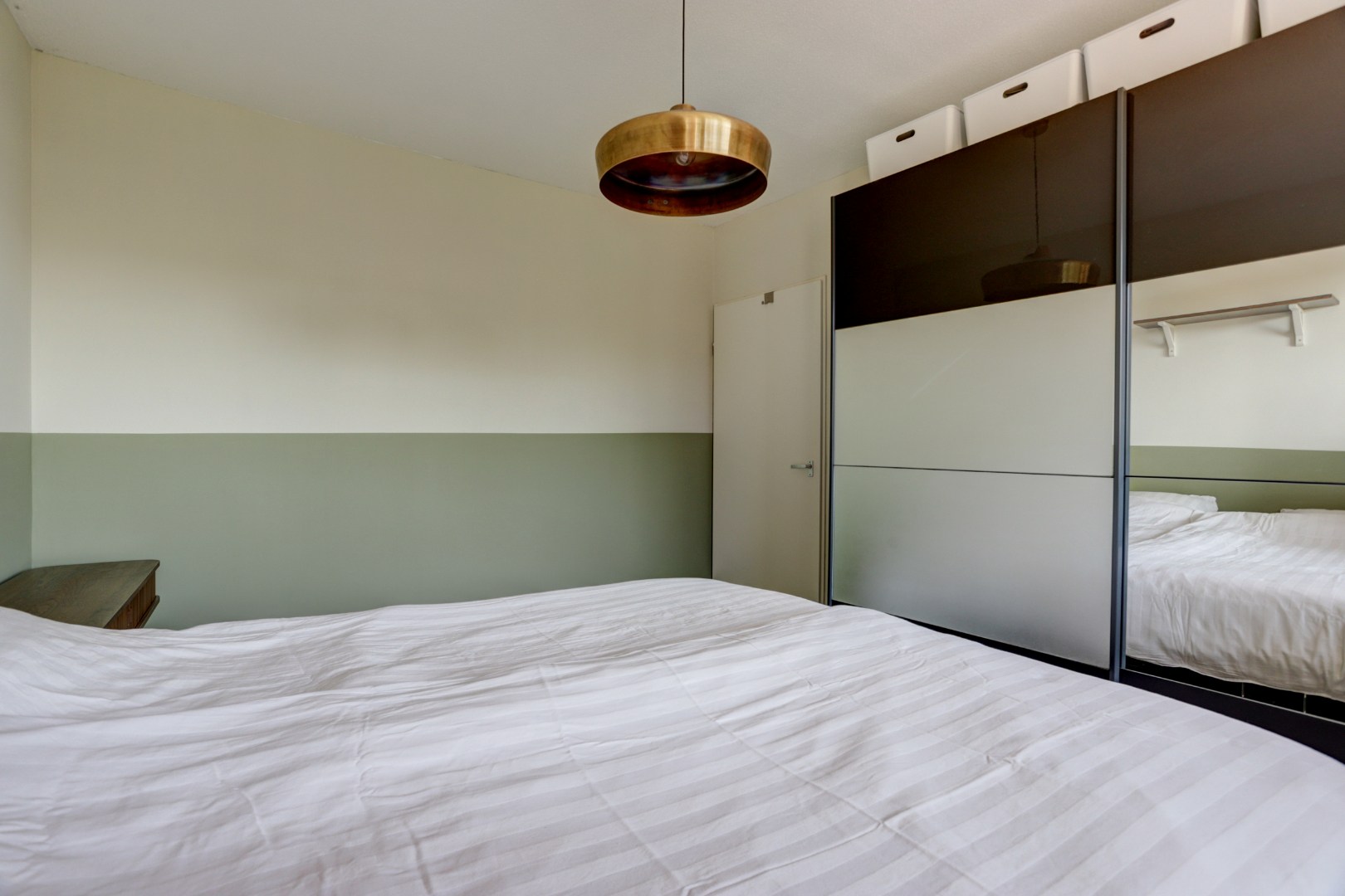 Zonder klussen te betrekken dit 2-kamer appartement op de 4e verdieping met zonnig balkon, moderne badkamer, 1 slaapkamer en berging in de onderbouw! 