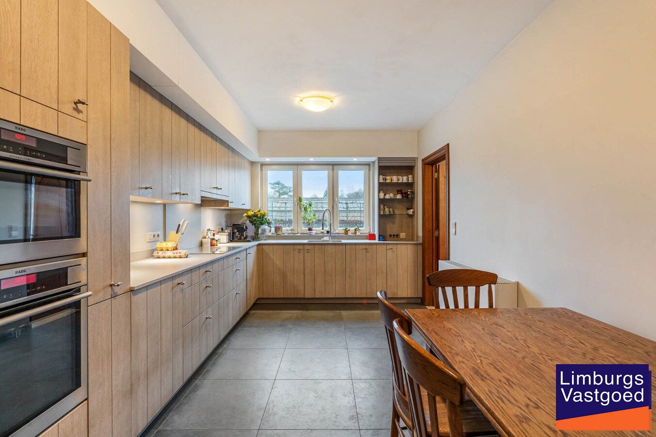 Landelijk gebouwencomplex voor paardenhouderij, op ong. 3ha 50a met stallen, weides/paddock, binnen-en buitenpiste, en woning. 