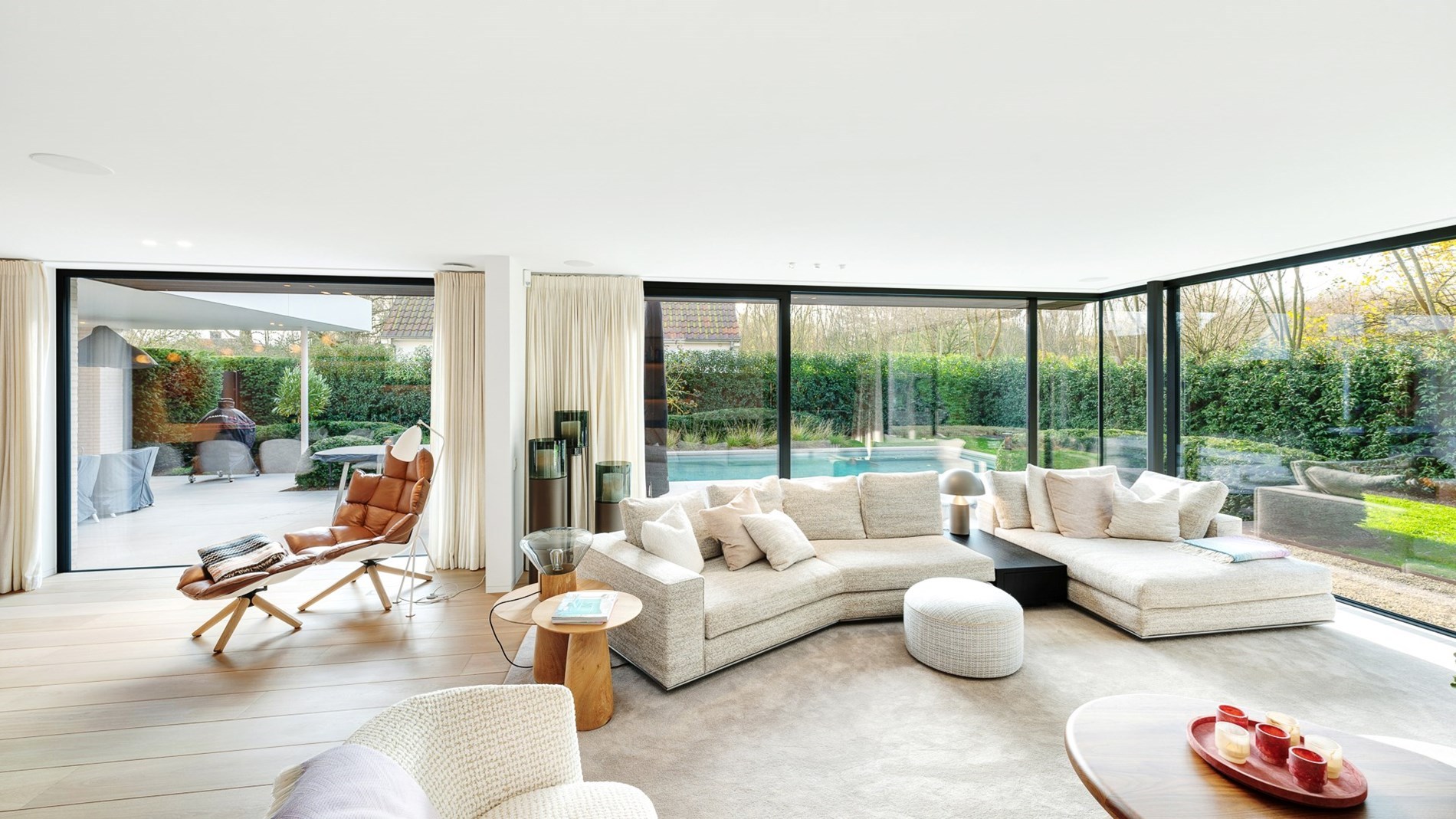 Prachtig vernieuwde villa rustig gelegen tussen Knokke centrum en Het Zoute met een perfecte Zuid-West oriëntatie. 