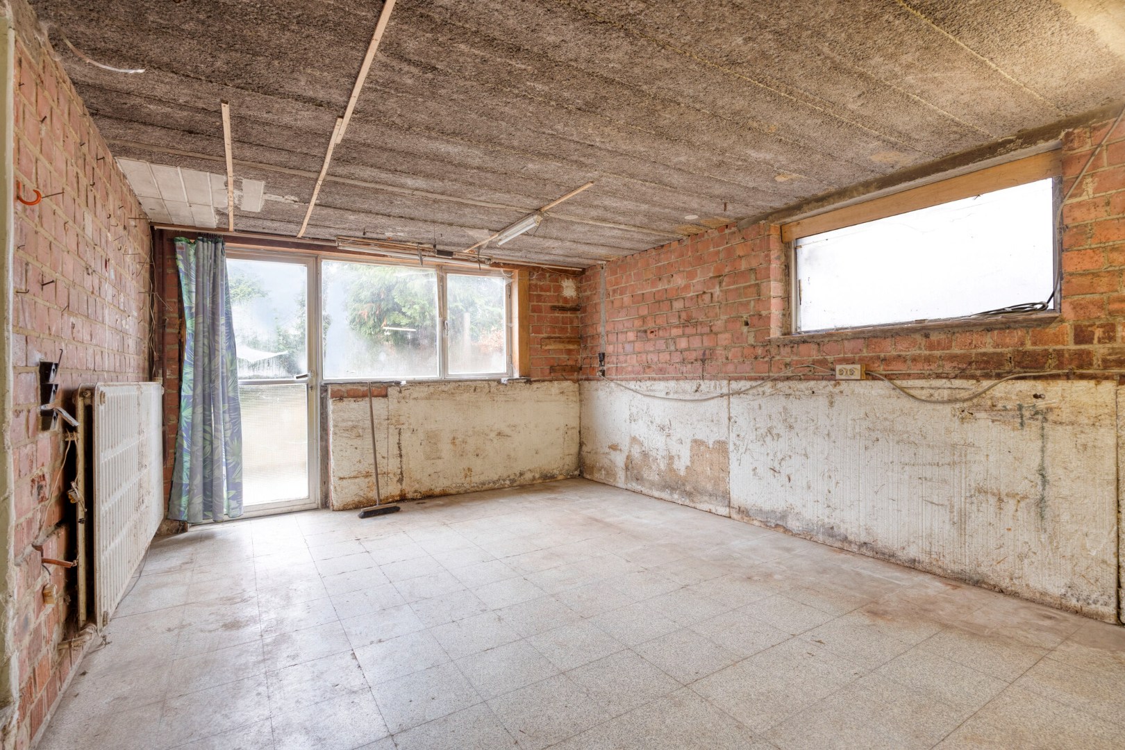 Open bebouwing met 3 slaapkamers, ruime garage op een perceel van 9a 62ca– EPC 596 kWh/m² - bewoonbare opp. 218 m² 