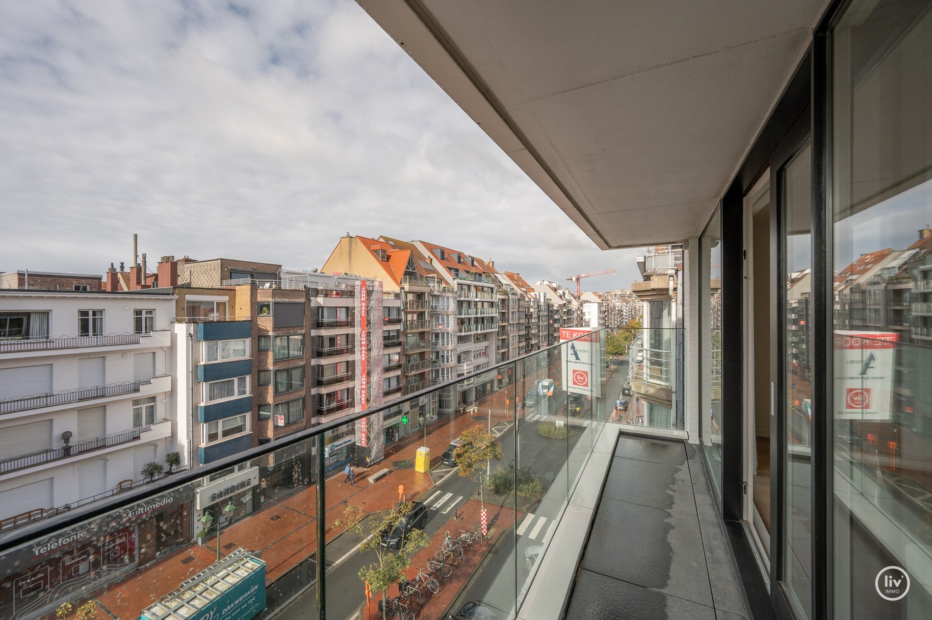 OPENDEURDAG te Zaterdag 31/10 te Lippenslaan 166 (tussen 11u en 13u): Luxueus volledig gerenoveerd 3 slaapkamer appartement te Lippenslaan gelegen op wandelafstand van het Albertstrand. 