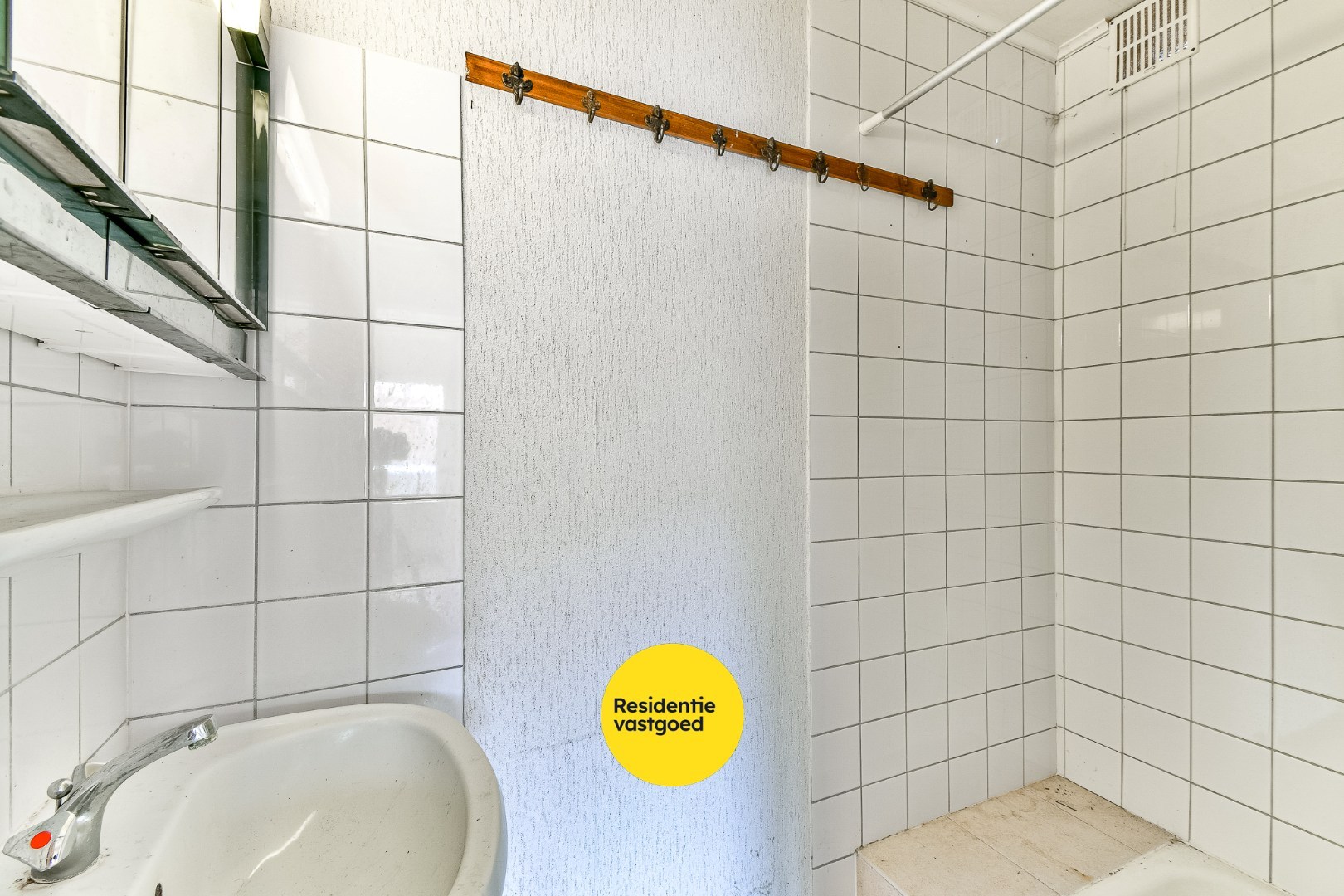 Te renoveren appartementsgebouw met loods op 1.131 m² 