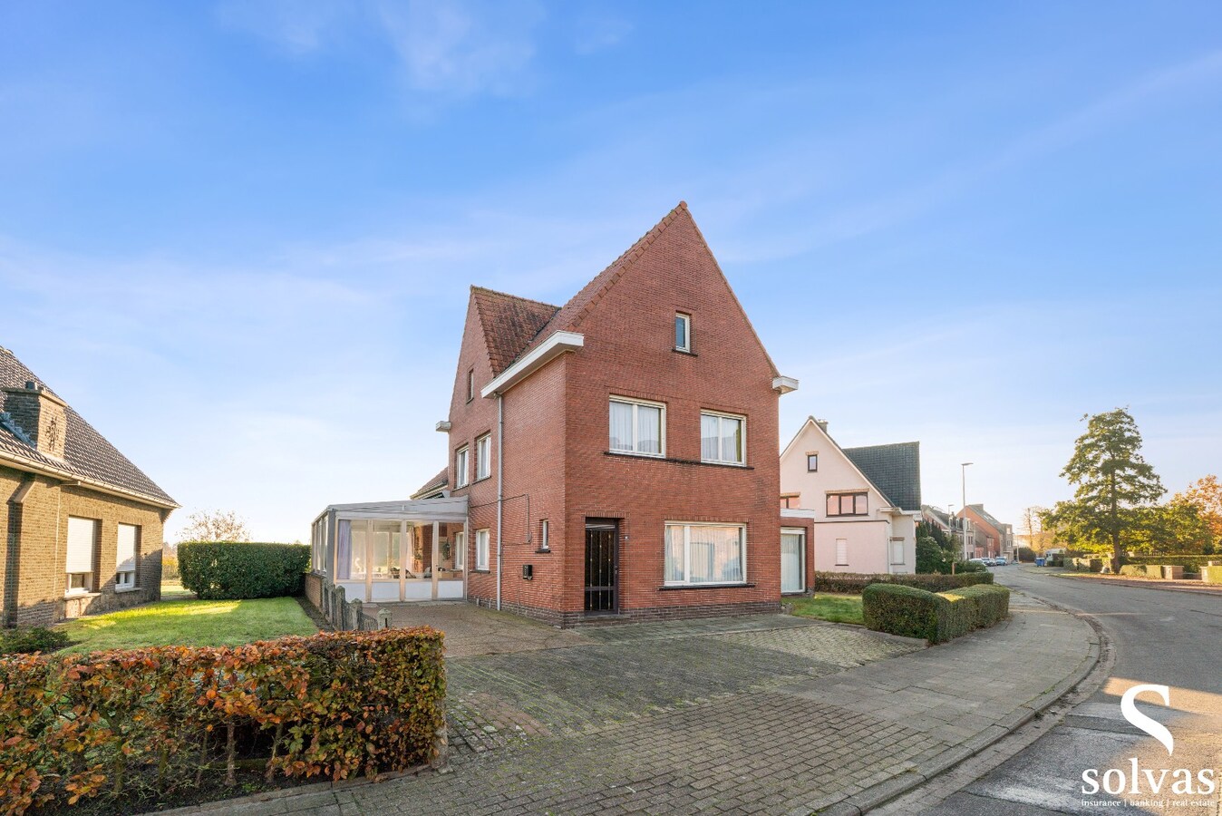 Ruime te renoveren woning met garage, tuin en 4 slaapkamers in Lembeke, bouwjaar 1960, energielabel G 