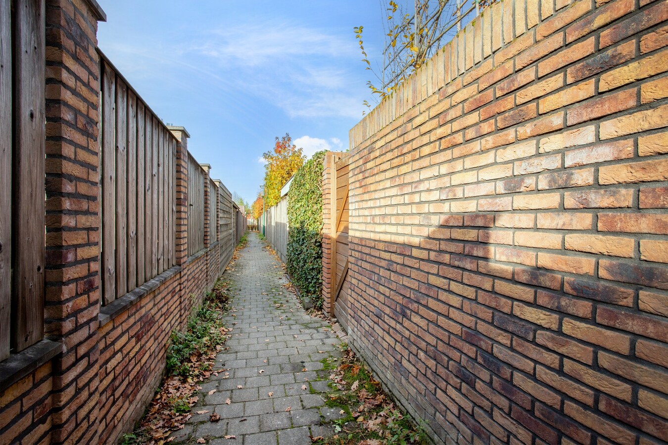 Zeer ruime hoekwoning met volop leefruimte en groen uitzicht in kindvriendelijke wijk! 