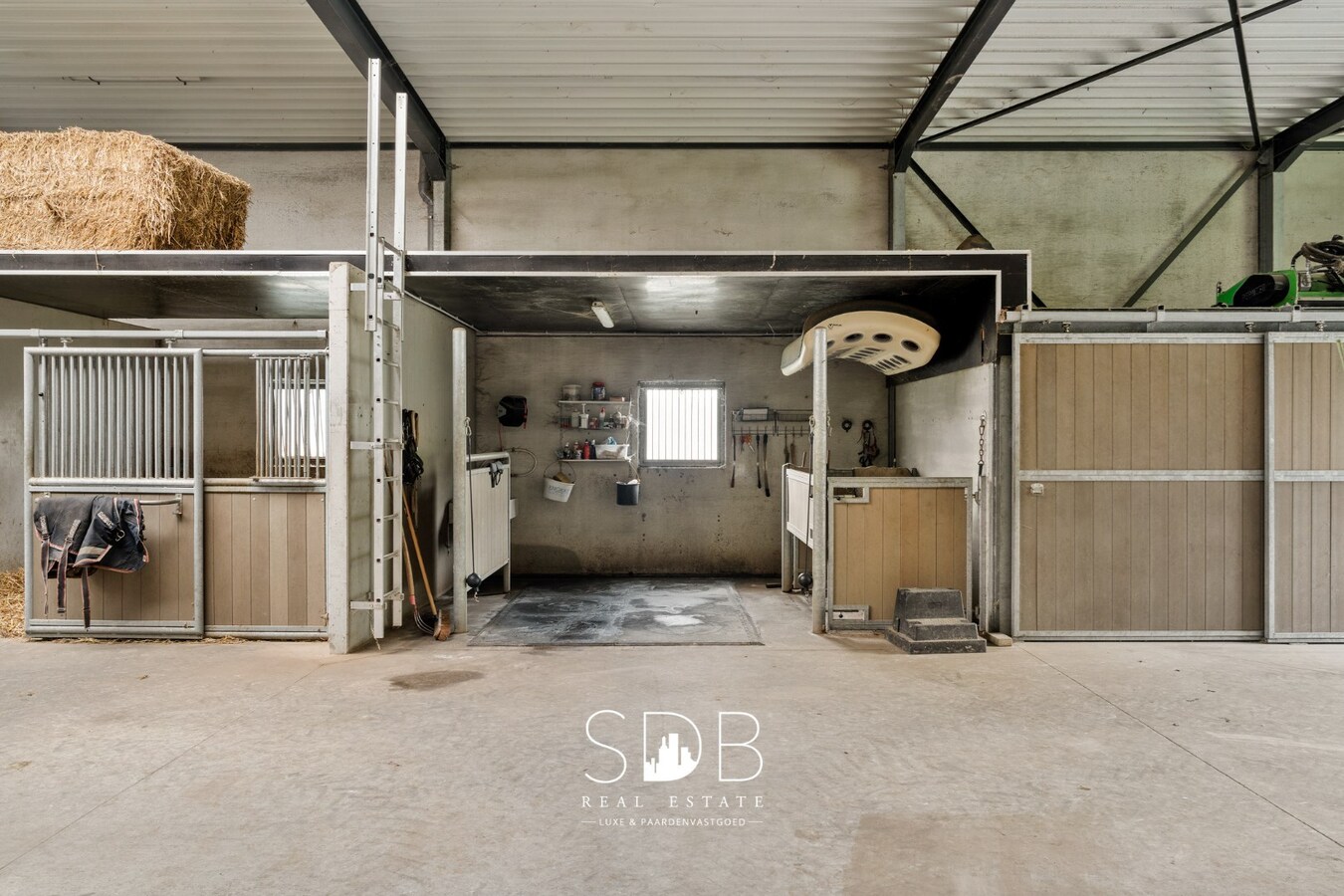 Prachtige villa met hippische accommodatie en graslanden op +/- 9 ha 