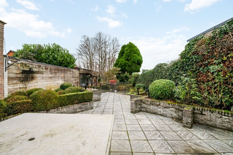 Veelzijdige woning met tuin en uitweg in Eernegem 