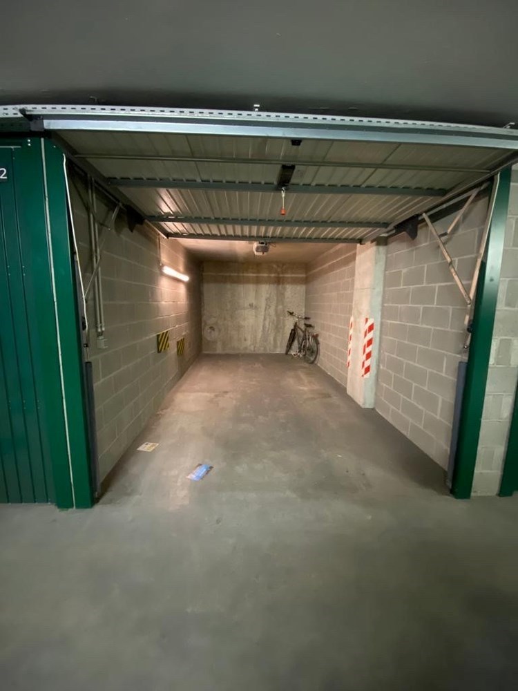 Box de garage à vendre sous la place de la Tour de Lumière au niveau -2. 