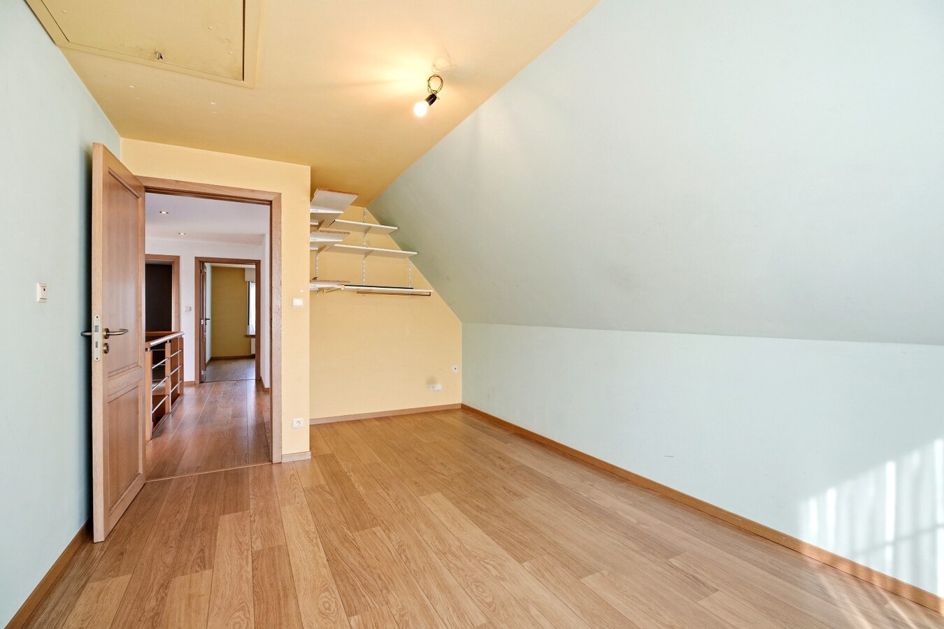 Ruime halfopen woning met 5 slaapkamers te koop in Werken met garage en ruime tuin! 