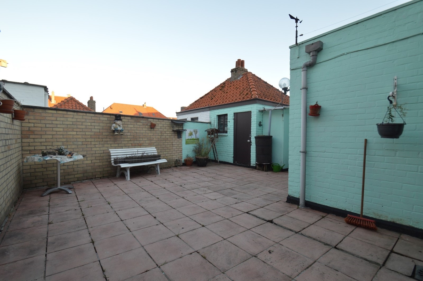 Volumineuze, te renoveren woning met garage - Heist 