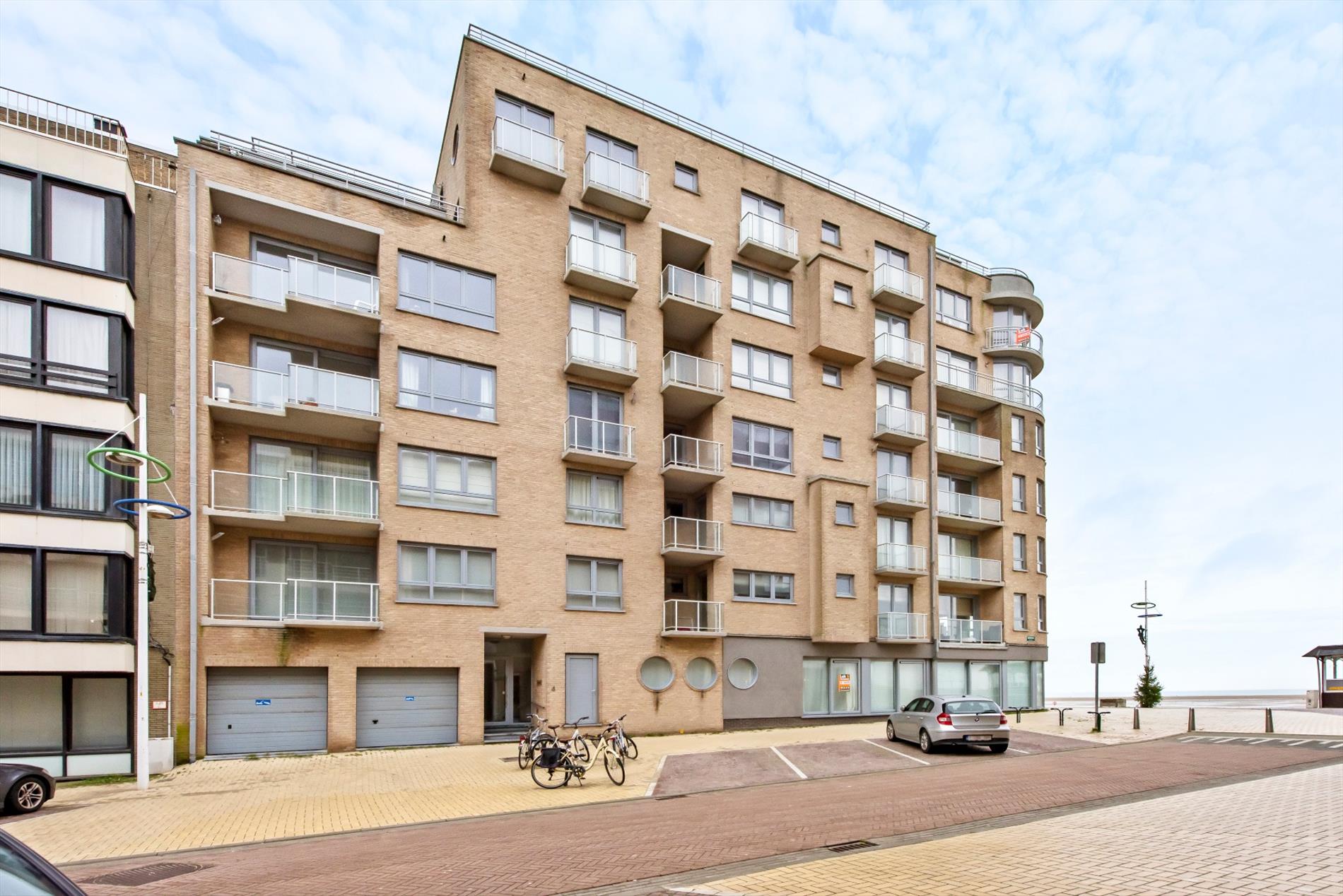 Instapklaar bemeubeld 3 slaapkamer appartement met terras 