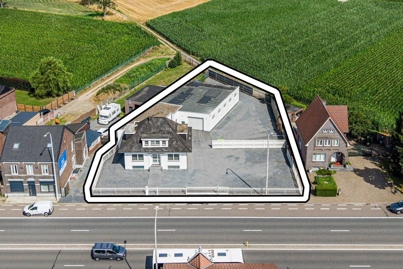 Commercieel gelegen woning met magazijn en parking 