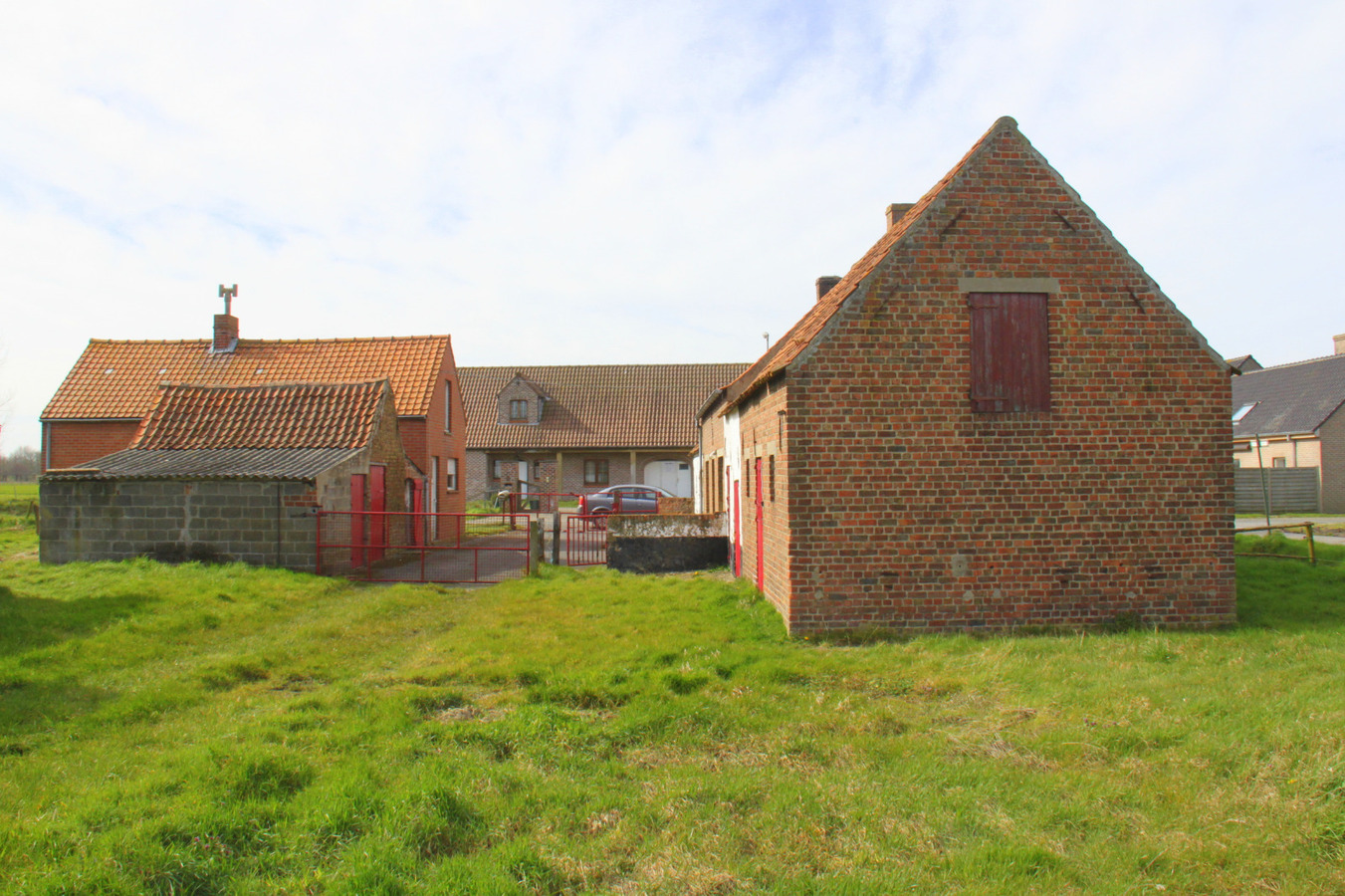 Te renoveren hoeve met open zicht te Zerkegem 