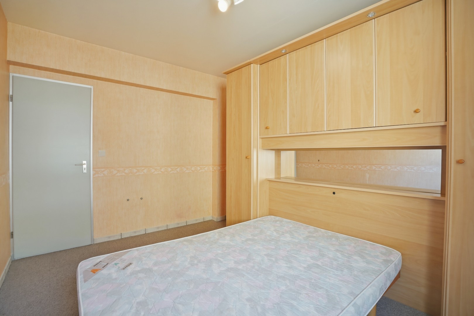 Op te frissen 2-slaapkamerappartement (73m²) te Koksijde Sint-Idesbald. 