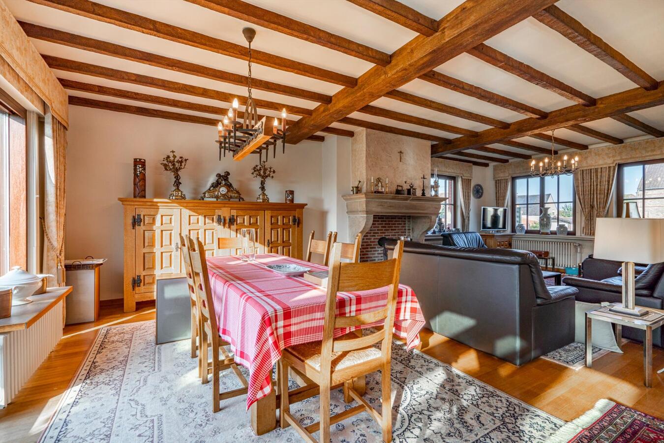 Grote woning met 6 slaapkamers en atelier op 2645 m² te Koekelare 