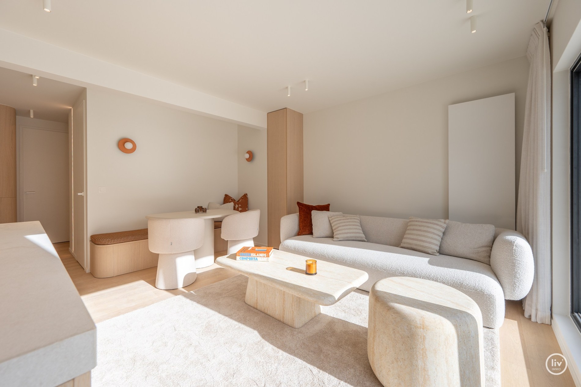 Gerenoveerd penthouse met 2 slaapkamers centraal gelegen op de August Dansestraat te Knokke. 