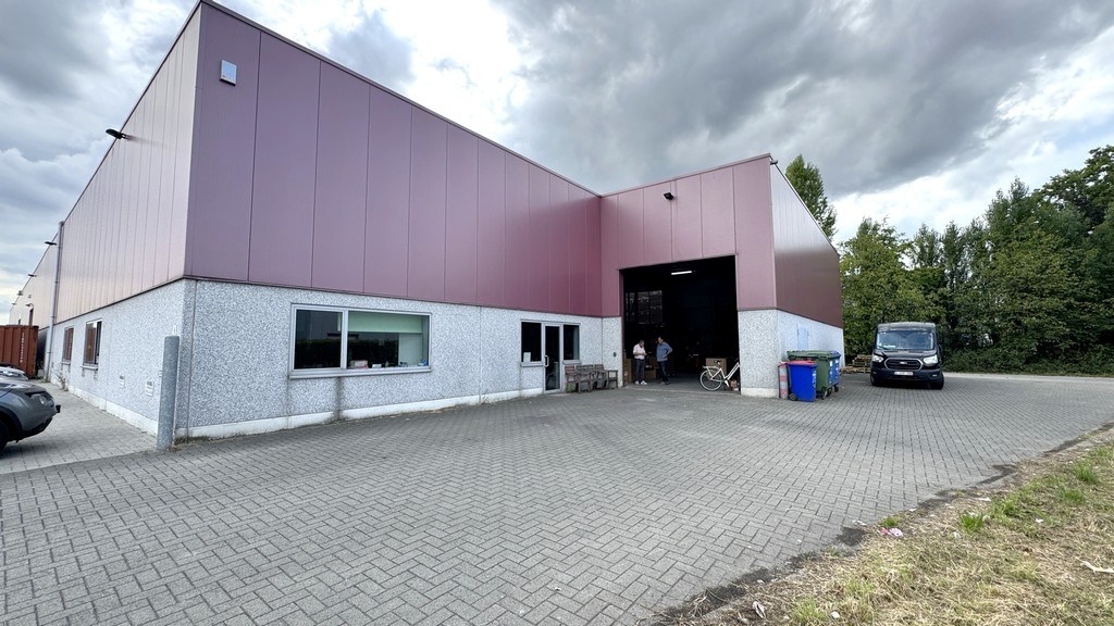 Instapklare bedrijfsunits te huur nabij E313 te Wommelgem